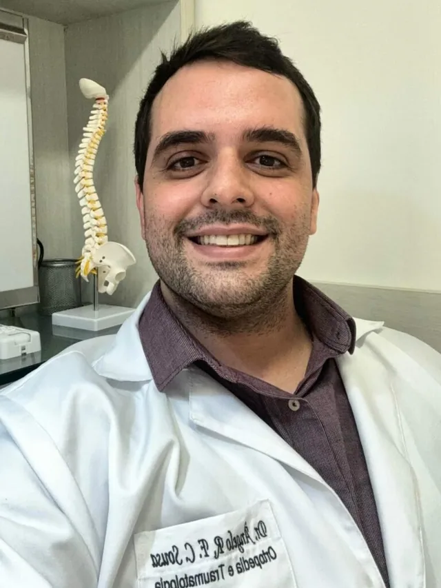 Dr. Ângelo Rebouças em seu consultório
